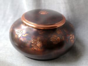 Omni- Raku Paw Print urn Medium