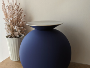 A1073 Crescent Sphere Standard Adult Urn Navy & Pol Silver - Image 1